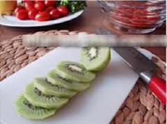 Kiwi gọt vỏ, cắt khoanh tròn mỏng. Xà lách rửa sạch, cắt vừa ăn, cho cả 2 vào tô.