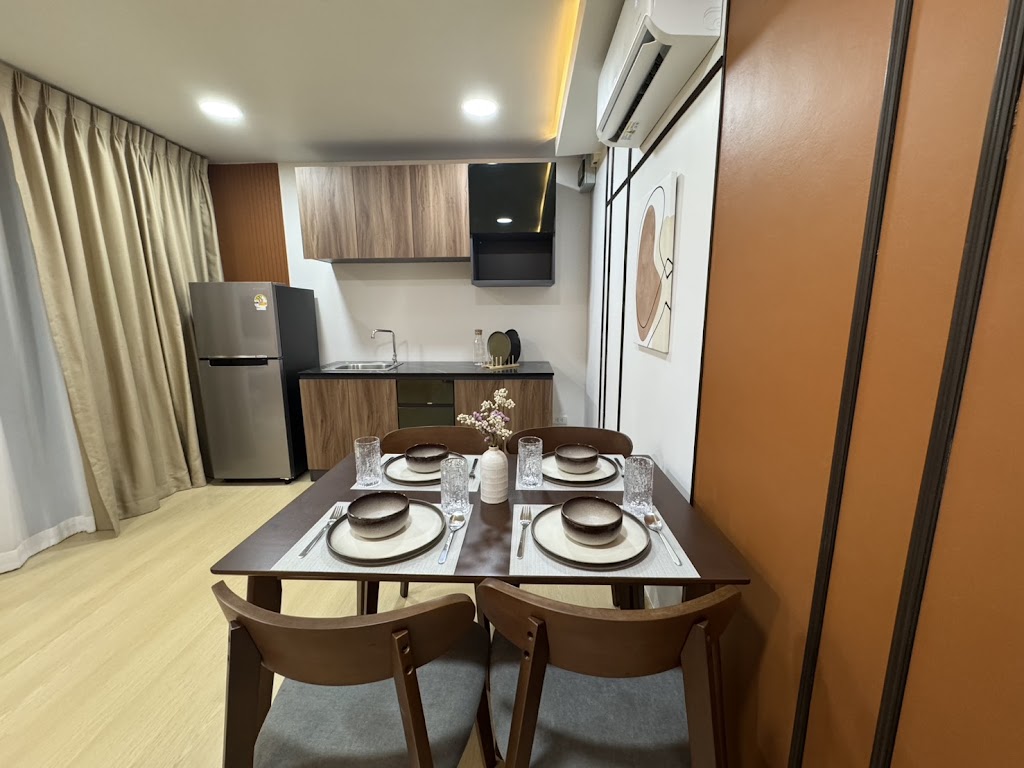 The Clover Condo (เดอะโคลเวอร์ คอนโด) · ถนนขวาง 4