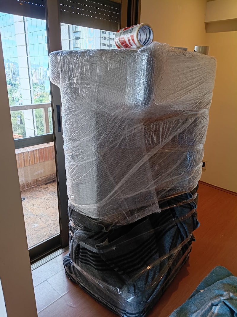 Móveis protegidos com plástico bolha e manta prontos para transporte