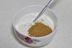 Cho 60g bột ngàn lớp, 4g bột ngũ vị hương vào tô. Làm nóng 30ml dầu, đổ dầu vào trong khi dầu nóng. Khuấy đều tay trong khi rót, thêm từ từ nước ấm, 1g muối và trộn đều thành hỗn hợp đặc sệt là được.