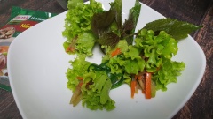 Rửa sạch xà lách, để ráo nước. Trải xà lách ra, thêm rau củ xào lên trên, cuốn lại rồi dùng hành lá đã trụng sơ qua nước sôi cột lại thành cuộn. Thêm chén nước tương nữa là hoàn tất món ăn. Đừng nghĩ món chay đơn giản như này là không ngon miệng nhé. Chúc các bạn thành công theo công thức này nhé.