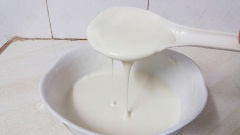 Trộn bột: Rây 200 gr bột nếp vào một bát tô, thêm sữa bò. Sau đó thêm từ từ nước vào, khuấy đều thành hỗn hợp sền sệt.