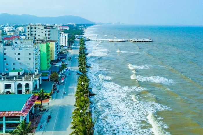 Hải Tiến gấp rút chỉnh trang diện mạo chào đón mùa du lịch hè 2026 - Báo Thanh Hóa