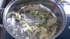 Cho 2 muỗng canh dầu ăn vào nồi, cho tỏi vào phi thơm, khi tỏi thơm rồi cho xả cắt khoanh tròn vào, xào tiếp đến khi nghe mùi sả thơm thì cho thơm vào, xào 10s thì cho đường vào, xào tiếp 3p thì cho 0.5 lít nước vào nấu sôi.