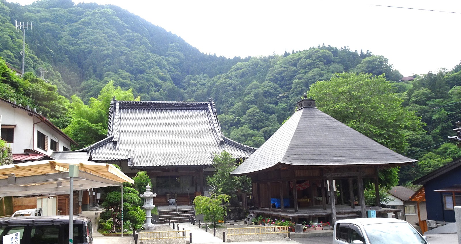 つるぎ町・地蔵寺の境内