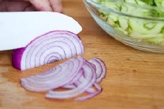 Đậu xanh không vỏ đãi qua nhiều lần với nước cho sạch, ngâm vào nước ấm khoảng 1 giờ, đợi đậu xanh không vỏ mềm, giã nhuyễn. Hành tím bóc vỏ, cắt nhỏ.