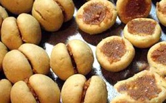 Cho mứt đào vào giữa miếng bánh, gắn 2 cái bánh lại với nhau.