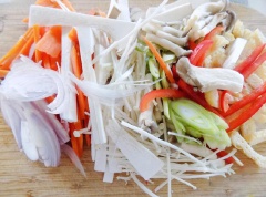 Nấm kim châm, đùi gà, nấm linh chi cắt gốc, rửa sạch, để ráo nước. Nấm đùi gà xắt nhỏ. Cà rốt gọt vỏ, xắt sợi. Ớt chuông rửa sạch, xắt lát dài. Đẫu hũ chiên xắt lát. Hành lá cắt xéo.