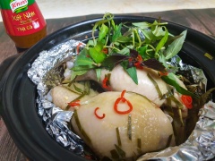 Đùi gà nổ muối hột với một mùi hương nồng nàn từ sả, lá chanh, rau răm. Miếng gà mềm mại, ngọt thơm thật kích thích vị giác. Món gà nổ muối hột sẽ là 1 món mồi ngon dành cho các ông chồng chiêu đãi bạn bè. Thử nhé !