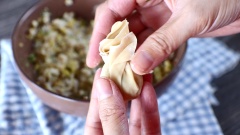 Hoành thánh chay: Khoai môn và khoai lang hấp chín, dùng nĩa nghiền khoai cho mịn nhuyễn. Cho vào tô 100gr khoai môn, 100gr khoai lang, 100gr nấm đông cô băm nhỏ, thêm 10gr hành boa rô cắt nhỏ. Nêm gia vị gồm 20ml dầu ăn, 5gr hạt nêm chay, 2gr tiêu xay. Dùng muỗng trộn đều các nguyên liệu với nhau. Múc một muỗng nhỏ nhân vào lá hoành thánh, dùng tay gấp và xếp tròn lá hoành thánh lại với nhau.