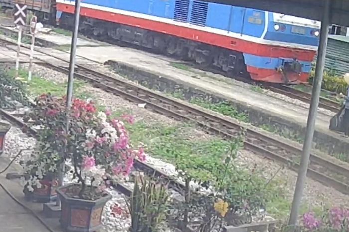 Công nhân đường sắt Nghệ An cứu cụ bà trong tích tắc khi đoàn tàu lao tới - Báo Xây Dựng