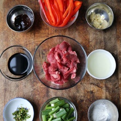 Thịt bò rửa sạch, cắt lát mỏng vừa ăn. Ớtt chuông đỏ, bỏ lõi và hạt, cắt thành các dải dài dọc theo thân quả. Hành lá, rửa sạch, cắt nhỏ.