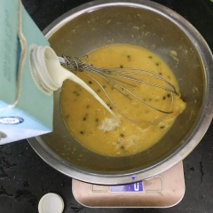 Thêm 100gr sữa và đánh đều. Sau đó các bạn lọc hỗn hợp này qua rây. Lọc càng kĩ thì kem trứng sẽ càng dậy mùi xoài.