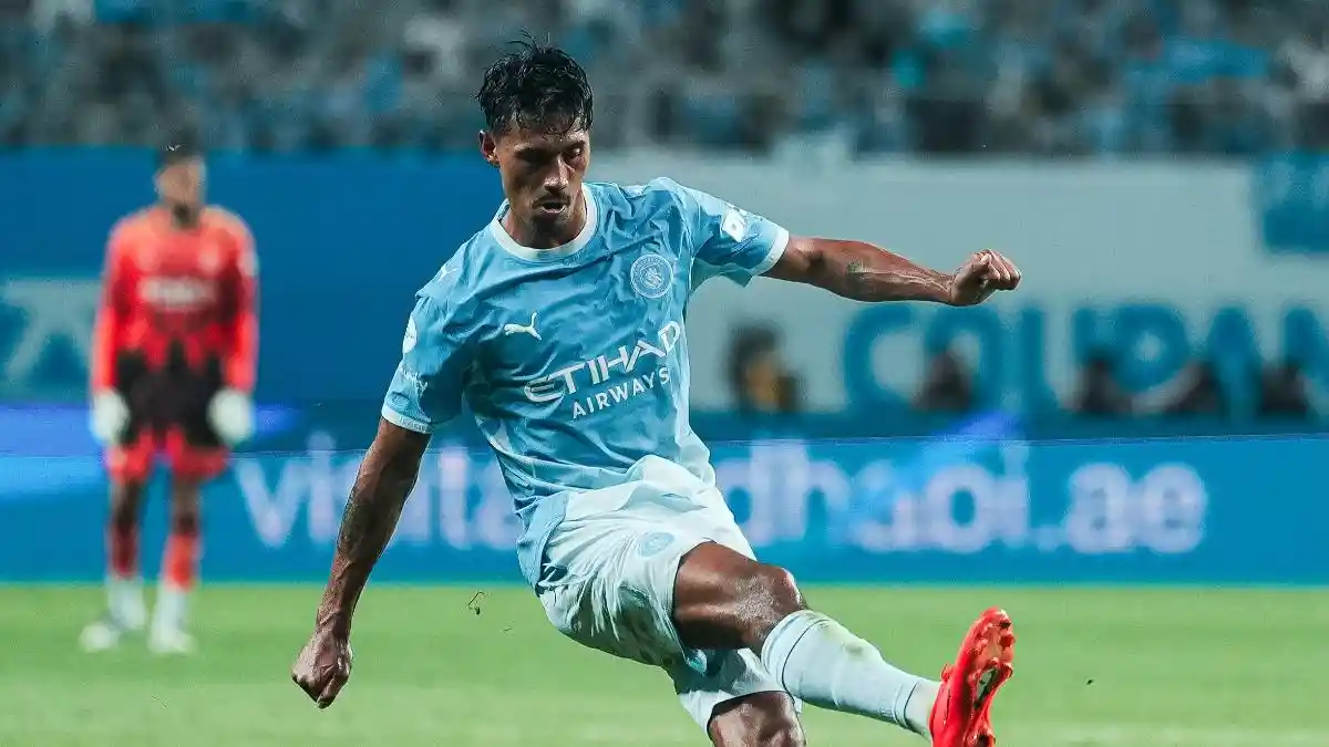 Gelandang Manchester City Tijjani Reijnders saat bertanding di lapangan.