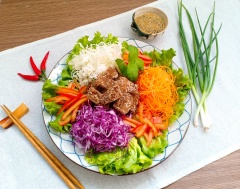 Cho các nguyên liệu làm salad bò ngũ sắc chay ra đĩa, trình bày đẹp mắt. Khi ăn mới rưới nước sốt trộn salad đã chuẩn bị sẵn từ trước lên trên và trộn đều lên nhé.