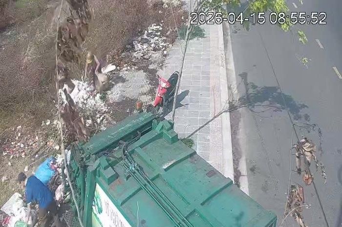 Đổ trộm rác, người vi phạm bị buộc dọn sạch bãi rác - Báo Sài Gòn Giải Phóng