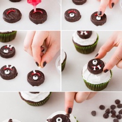Sử dụng gel lấp lánh màu đỏ để vẽ miệng cười trên bánh chocopie. Sau đó, sử dụng kem whipping để đính kẹo hình mắt phía trên miệng cười. Đính hai thanh xương lên miệng quái vật. Đặt mặt quái vật lên trên những chiếc cupcake. Thêm hai mẩu chocolate đen chip để làm tai quái vật là xong.
