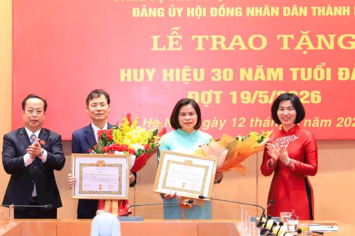 Phó Chủ tịch HĐNĐ thành phố Phạm Quí Tiên nhận Huy hiệu 30 năm tuổi Đảng - Đài Phát thanh và truyền hình Hà Nội