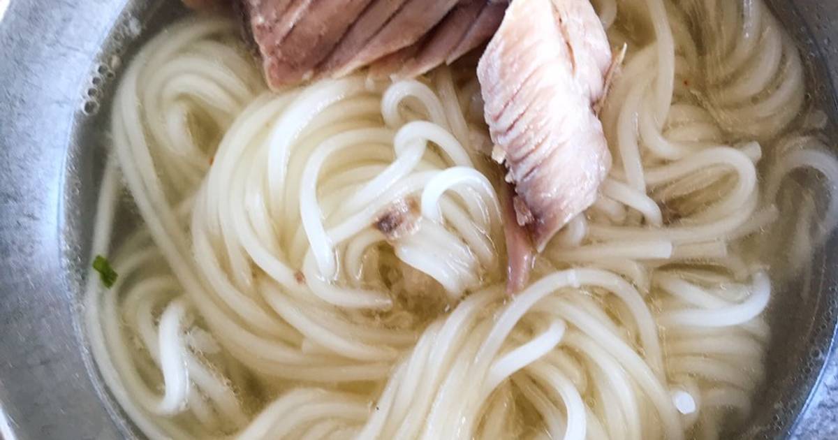 Ăn sáng cho bé: mỳ gạo nấu sườn