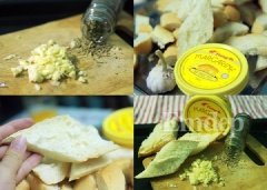 Bánh mì cắt thành từng lát vừa ăn. Đây là cách làm lại bánh mì cũ nên dùng kéo cắt, vì bánh cũ rất dai, khó cắt bằng dao.