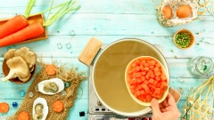 Tiếp đó, bạn chuẩn bị các nguyên liệu: 100gr cà rốt cắt hạt lựu, 100gr nấm bào ngư xé sợi, 100gr đậu Hà Lan, 300gr hàu đã làm sạch, 20 quả trứng cút bóc vỏ. Rồi cho các nguyên liệu vừa chuẩn bị vào nồi nước dùng cùng 2 muỗng cà phê hạt nêm và 1 muỗng cà phê đường, sau đó dùng vá nhẹ nhàng khuấy đều.