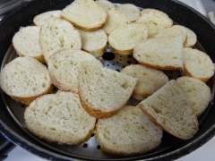 Cho bánh mì vào xửng hấp khoảng 3-5 phút cho mềm.