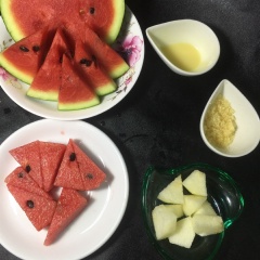 Dưa hấu rửa sạch gọt vỏ, lê gọt vỏ bỏ hạt.