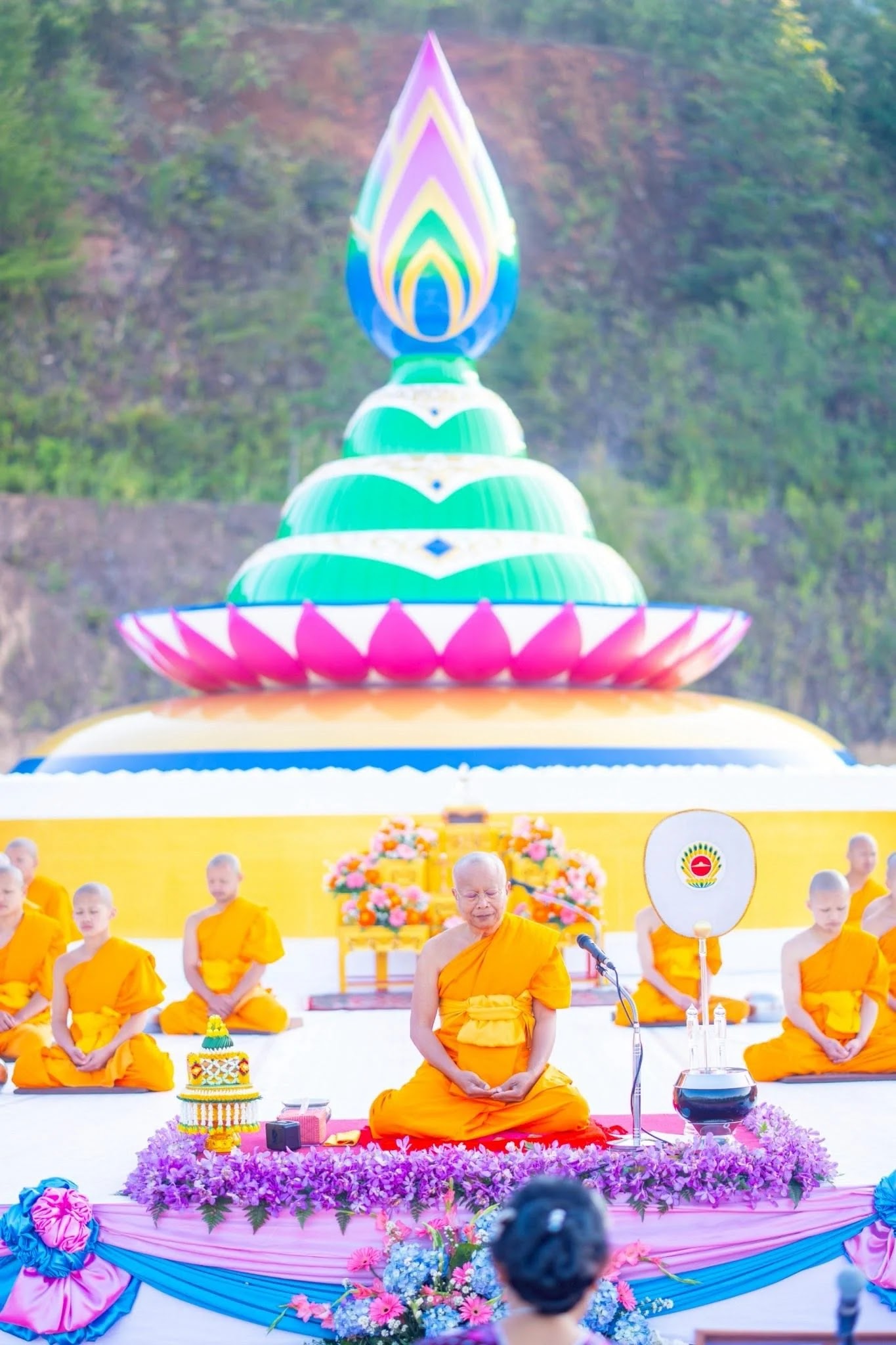 ภาพประกอบ ทำบุญตักบาตร วัดแม่ขิง ต.นาเกียน อ.อมก๋อย จ.เชียงใหม่ เนื่องในวันมาฆบูชา 2569
