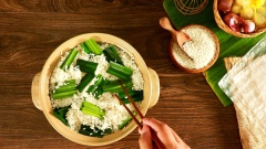 Chuẩn bị phần xôi: 700gr gạo nếp ngâm 4 tiếng hoặc qua đêm cho mềm sau đó để ráo. Trộn gạo nếp với 1 muỗng cà phê muối, 1 muỗng canh dầu ăn cho đều. Tiếp theo cho vào 30gr lá dứa cắt khúc ngắn vào trộn chung với nếp để xôi sau khi hấp chín thơm mùi lá dứa. Cuối cùng cho nếp vào xửng hấp, đặt lên nồi nước đang sôi, hấp 30 phút cho xôi chín.