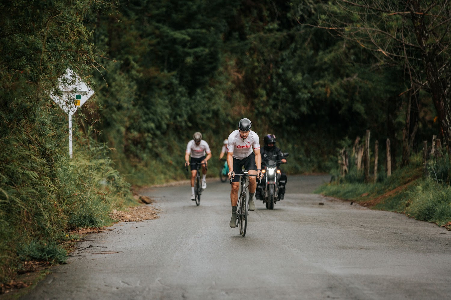 Riders together on the road, El Retiro, Antioquia. Photograph by @LaVueltaEsAsi