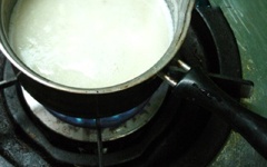 Đổ hỗn hợp nước hạt sen đã xay vào nồi, nấu sôi khoảng 5-10 phút. Sau đó, lọc hỗn hợp qua rây cho thật mịn, lấy phần nước, loại bỏ cặn còn sót lại.