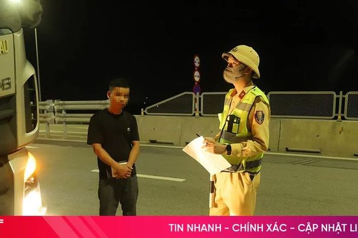 Chấn chỉnh tình trạng dừng, đỗ không an toàn trên cao tốc qua Hà Tĩnh - Báo Hà Tĩnh