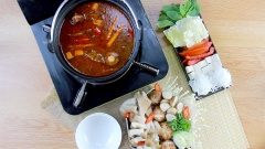 Lẩu nấm chay chua cay là một trong những món lẩu chay đặc trưng của ẩm thực Việt. Lẩu nấm với hương vị thanh đạm nhưng có sức cuốn hút cực kỳ đến trong từng giọt lẩu chua chua, cay cay. Nấm tươi và ngọt, rất nhanh chín, áo lên một chút gia vị nước lẩu thì độ ngon được tăng lên vô hạn luôn nhé! Cuối tuần mà gặp ngay đúng ngày ăn chay thì cách nấu lẩu chua chay này sẽ là gợi ý lý tưởng cho cả nhà sum họp.