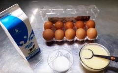 Chuẩn bị nguyên liệu. Trộn sữa tươi và sữa đặc, bắc lên bếp để lửa nhỏ, quậy nhẹ, hỗn hợp hơi ấm bắc xuống.