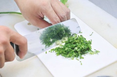 Ngò tây rửa sạch, băm nhuyễn.