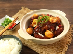 Trang trí thêm ớt thái lát và hành lá cho món ăn đẹp mắt hơn, ăn kèm với cơm nóng. Sườn non được ướp vừa ăn, kho với nước dừa tươi làm cho món ăn thêm thơm ngon và hấp dẫn hơn, trứng cút bùi bùi thấm đều gia vị càng làm cho hao cơm hơn.