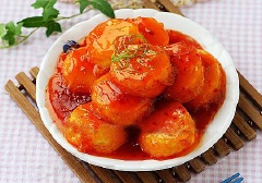 Cho đậu hũ trứng sốt chua ngọt ra đĩa. Thêm chút tiêu, hành, trang trí vài cọng ngò và bắt đầu ăn thôi. Ăn nóng kèm với cơm để có thể thưởng thức món ăn ngon nhất.