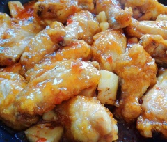 Cuối cùng, cho cánh gà, thơm vào hỗn hợp nước mắm đã nấu, đảo đều đến khi chín hẳn.