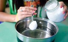 Hòa tan 3 muỗng canh muối trong khoảng 1,5 lít nước. Củ cải trắng, cà rốt gọt vỏ, cắt sợi. Hành lá rửa sạch, cắt khúc.