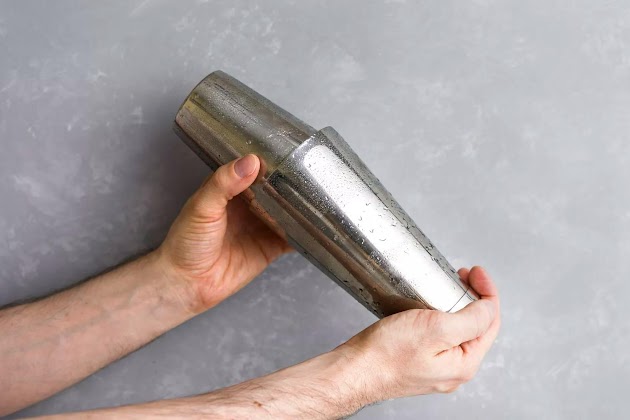 ingredienti per cocktail in uno shaker