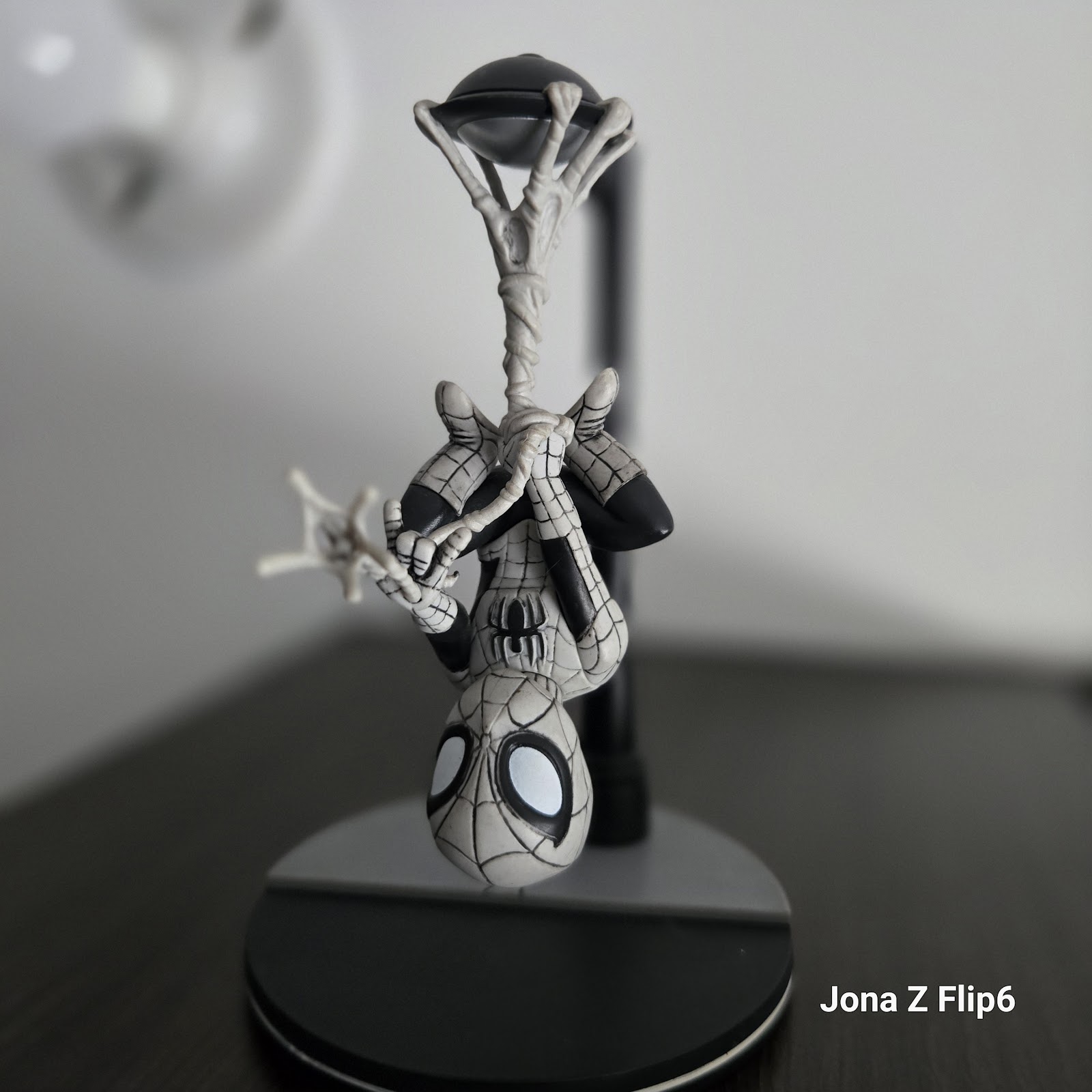 Figura Q-Fig de Marvel's Spider-Man por Quantum Mechanix Qmx Loot Crate Junio 2017 Exclusiva Variante Webslinger Noir