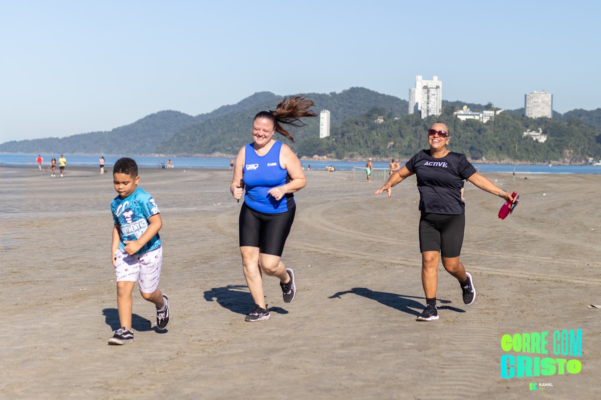 Família correndo junto na areia