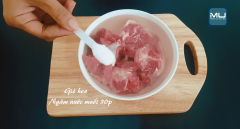 Giò heo rửa sạch với nước muối, vớt ra để ráo. Sau đó ướp giò heo với các gia vị: đường, nước mắm, muối, tiêu, hành tím, tỏi, ớt, sả (đã thái nhỏ), trong khoảng 10 đến 15 phút.