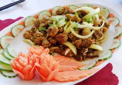 Cho mề tim gà ra đĩa, trang trí hoa cà rốt và vài lát hành lá cắt nhỏ cho đẹp.