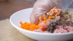 Làm phần nhân thịt xôi chiên. Cho các nguyên liệu gồm 300gr thịt heo xay, 30gr cà rốt cắt hạt lựu, 30gr củ sắn cắt hạt lựu, 30gr nấm mèo cắt hạt lựu vào cùng một tô. Nêm thêm gia vị: 30gr đường, 20ml nước mắm, 20gr dầu hào, 3gr tiêu vào nhân rồi trộn đều cho tất cả thấm gia vị. Phi thơm 20gr hành tím băm với 2 muỗng canh dầu ăn, cho nhân thịt vào xào chín.