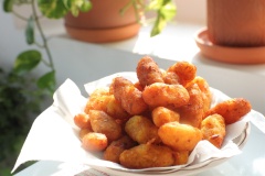 Bày bánh cay chiên ra dĩa và thưởng thức cùng tương ớt hoặc ăn không đều ngon. Bánh cay chiên đặc biệt nóng hổi, giòn rụm và thơm lừng, ăn ngon khó cưỡng với cách làm bánh cay chiên đơn giản của Cooky sẽ khiến cả nhà bạn nhớ về quãng thời gian tuổi thơ ngày xưa khi ấy đó nha!