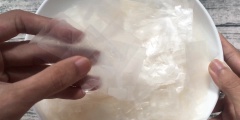 Nguyên liệu bao gồm: bánh tráng cắt miếng vừa ăn, tỏi tươi nguyên củ, ruốc khô và muối tôm.