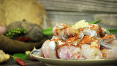 Loại bỏ da ếch và ruột ếch sau khi mua về, rửa sạch và để ráo nước. Cắt ếch thành những miếng vừa ăn, đùi ếch thường sẽ được để nguyên thành từng cái. Ướp ếch cùng bột cà ri, 1 muỗng canh dầu hào, 1 muỗng cà phê đường, 1/2 muỗng canh tỏi băm rồi trộn đều, để khoảng 10 - 15 phút cho ếch thấm gia vị.