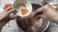 Cho muối vào