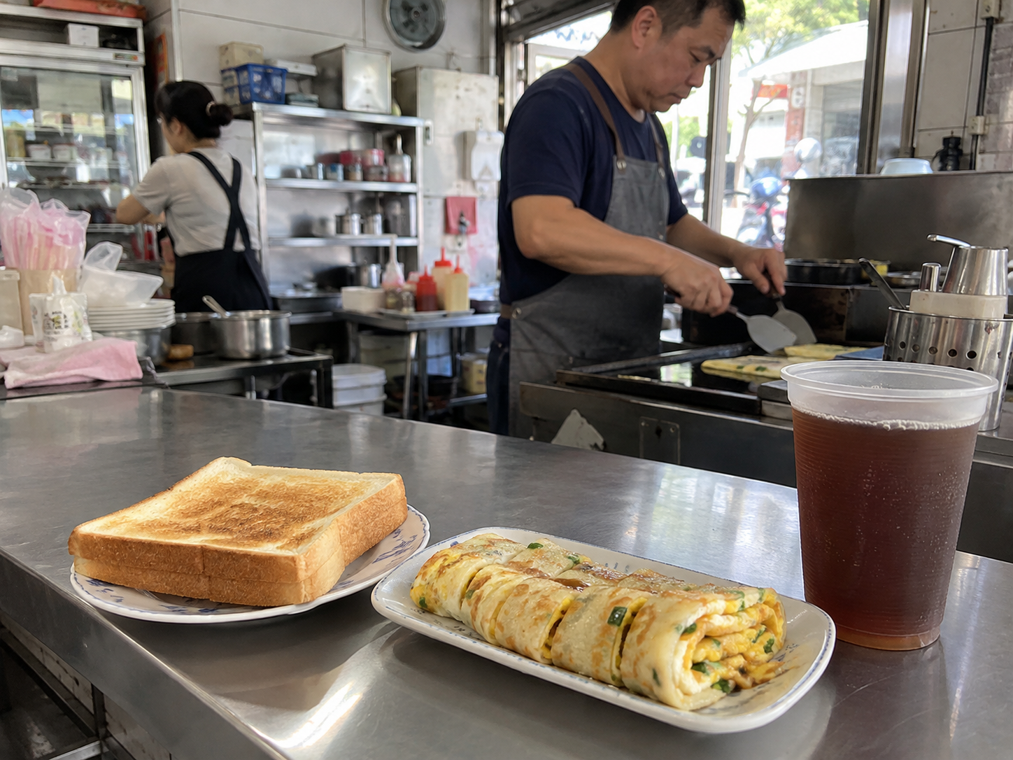 厚片吐司、蛋餅與紅茶三樣主打早餐
